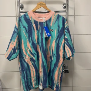 Adidas originals oversized - Adidas originals grx dtc t-shirt. Helt ny i förpackning. Råkade beställa två styckna för länge sedan och skickade aldrig tillbaka det ena exemplaret. Snygg och annorlunda T-shirt i riktigt bra matterial. Denna säljs inte längre och är svår att få tag i !