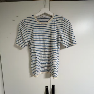 Randig tröja - En fin tunnt stickad T-shirt från zara. Den är i superbra skick då den knappt är använd. Skriv för fler bilder, frakten ingår❤️