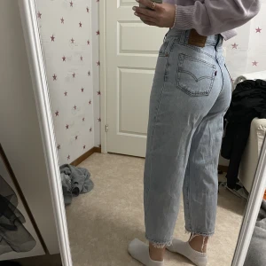 Levi’s Jeans - Säljer mina fina levis jeans då dom blivit för korta för mig💕 Är 167 cm lång:) Nypris 1 145 kr