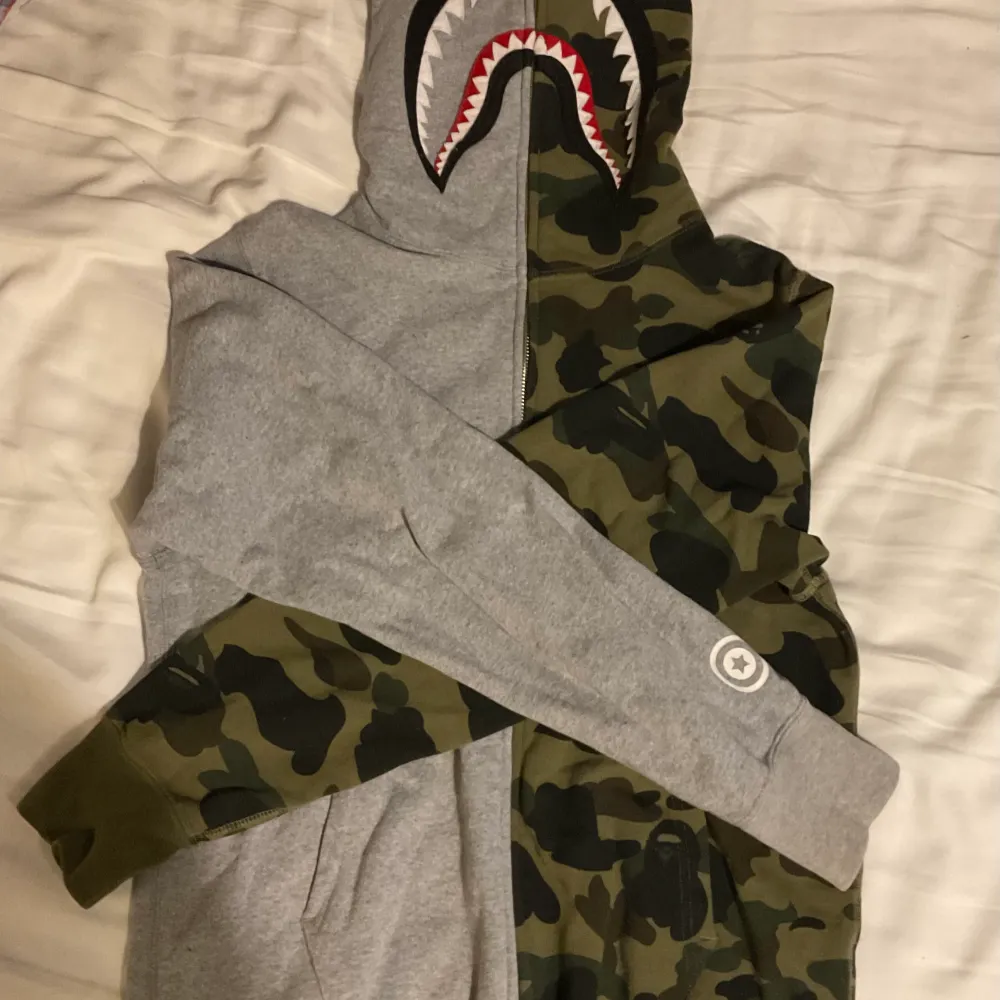 BAPE. Double Shark zip. Köpt för typ 4000 ca 2016. Säljer pga kommer inte till användning  och är värd lite för mycket för att bara ligga och skräpa… dragkedjan går hela vägen runt (wow!) japansk medium. (Ksk lite mindre än en svensk medium). Hoodies.