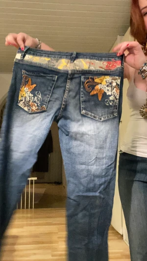 Lågmidjade jeans med mönster - Suuuper fina lågmidjade jeans med mönster både på rumpan och där fram, tyvärr är dem för små för mig (därav ingen bild på)🌻