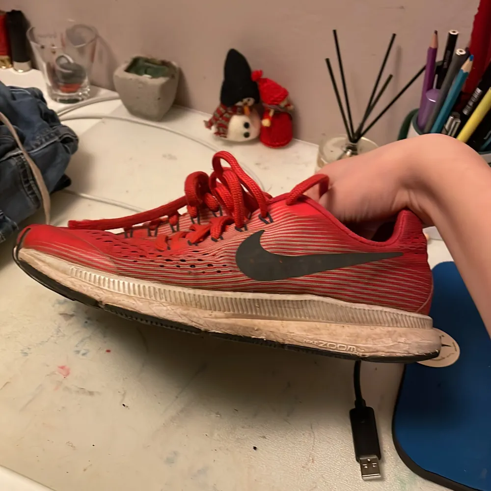 Ett par röda Nike skor, storlek 36,5  bra skick lite smutsiga men det gör oftast inget.. Skor.