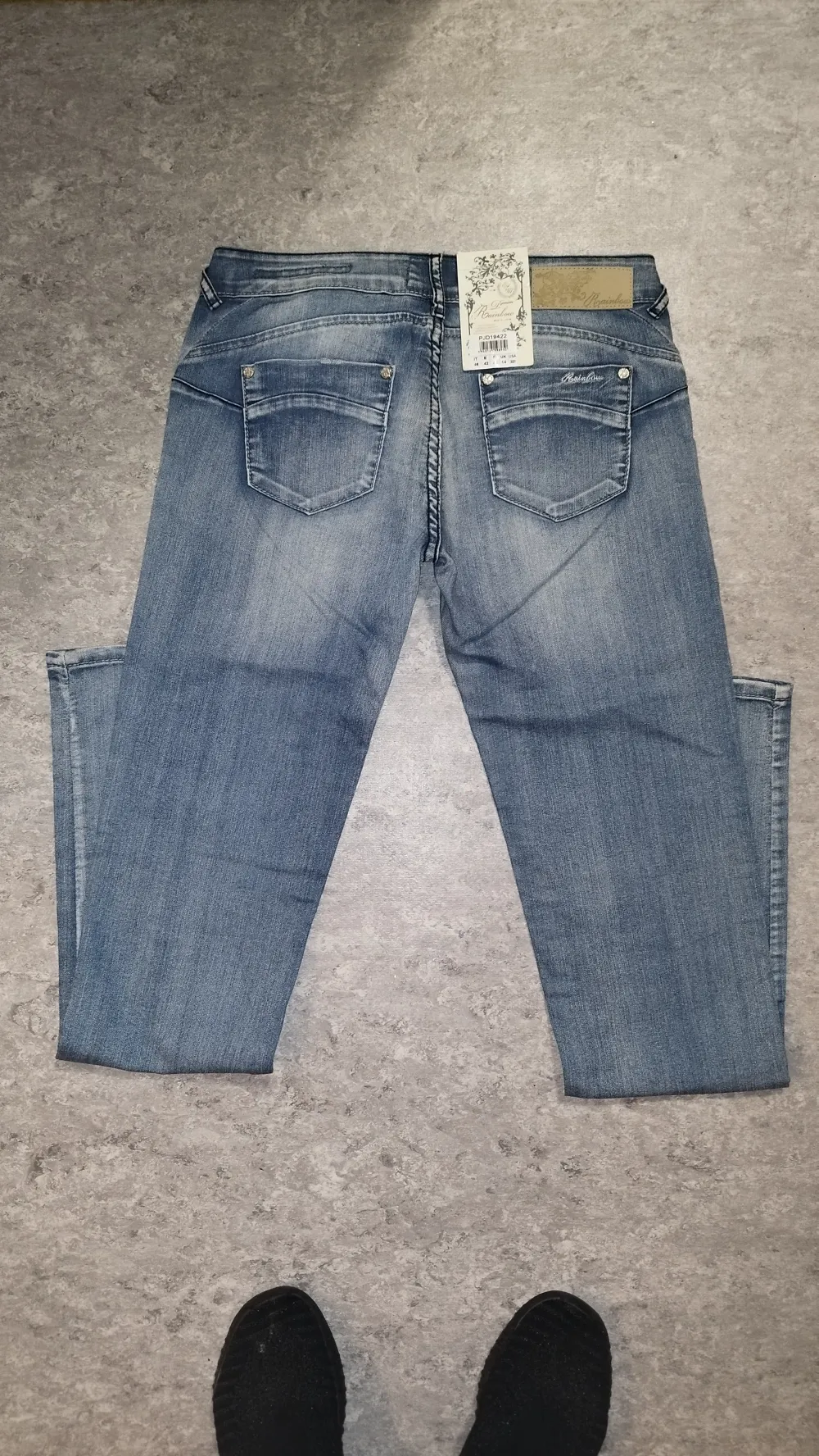 Supersnygga jeans från Italien. Storlek 42. Helt oanvända! Nyskick!  Nypris: 799 kr.. Jeans & Byxor.
