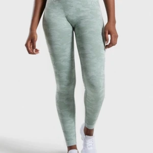 Gymshark - Säljer dessa camo gymshark tights i stl M. Passar även S.   