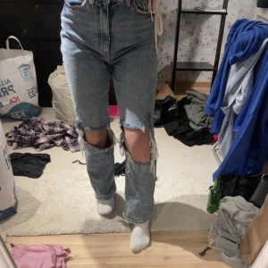 Jenas med hål - Säljer kläder pga utresning allt är i fint skick, köparen står för frakten 💙 använda 1 gång 