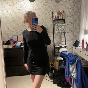 Svart glittrig klänning  - Säljer kläder pga utresning allt är i fint skick, köparen står för frakten 💙 använd 1 gång öppen i ryggen 