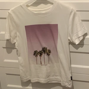 T-Shirt med tryck - Tröjan är köpt på zalando och är i bra skick💕