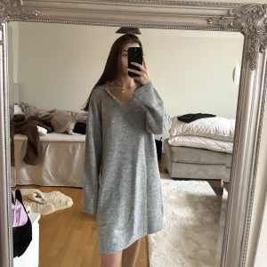 Stickad tröja  - Lång stickad tröja från hm, jätte fin med höga boots eller så 🌸