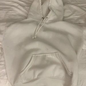 Hoodie - En vit hoodie från Bikbok, inte använd så myxket men har en liten fläck på magen, har inte testat att försöka få bort den men går säkert bort med strarkt tvättmedel. I övrigt i fint skick, nypris 299kr