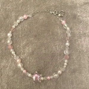 Halsband - Egentillverkat halsband med olika pärlor.