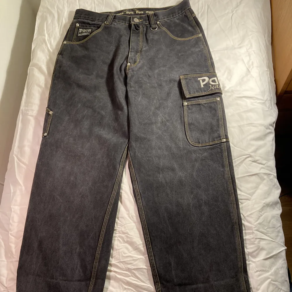 Paco jeans baggy.  Ovanliga grå/svarta jeans baggy style.  Okej skick vet inte vad dem kostar nya.  Pris kan diskuteras vid snabb affär. . Jeans & Byxor.