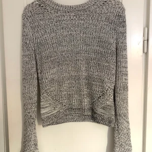 Stickad tröja  - En grå/vit stickad tröja, ordentlig i kvaliten och fin. 