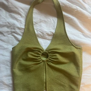 Festlig glittertopp  - Säljer den här superfina toppen för endast 49 kr + frakt (29 kr). Toppen är helt oanvänd och alltså i nyskick. Säljer för att jag råkade beställa två stycken likadana.🧿✨✨🫶🏼