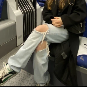 Ripped jeans in light blue - Gina tricot - Oversized jeans without any signs of have been worn, straight legged with ripping on the knees, light blue with white undertone. Size 36, innerbenslängd 78cm