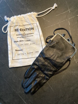 Handskväska - Liten väska i form av skinnhandske från Martin Margiela x HM Glove Coin Purse