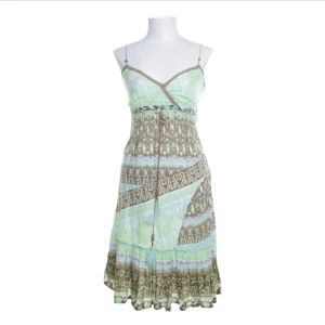 Sommarklänning - En somrig klänning från Esprit. Säljer då den blivit lite liten!