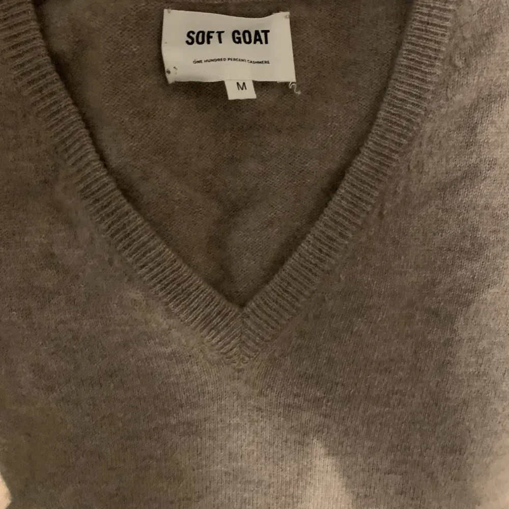 En jättefin soft goat tröja storlek M, brukar vanligtvis ha en S. Säljer för att den inte används längre. Perfekt skick. Stickat.