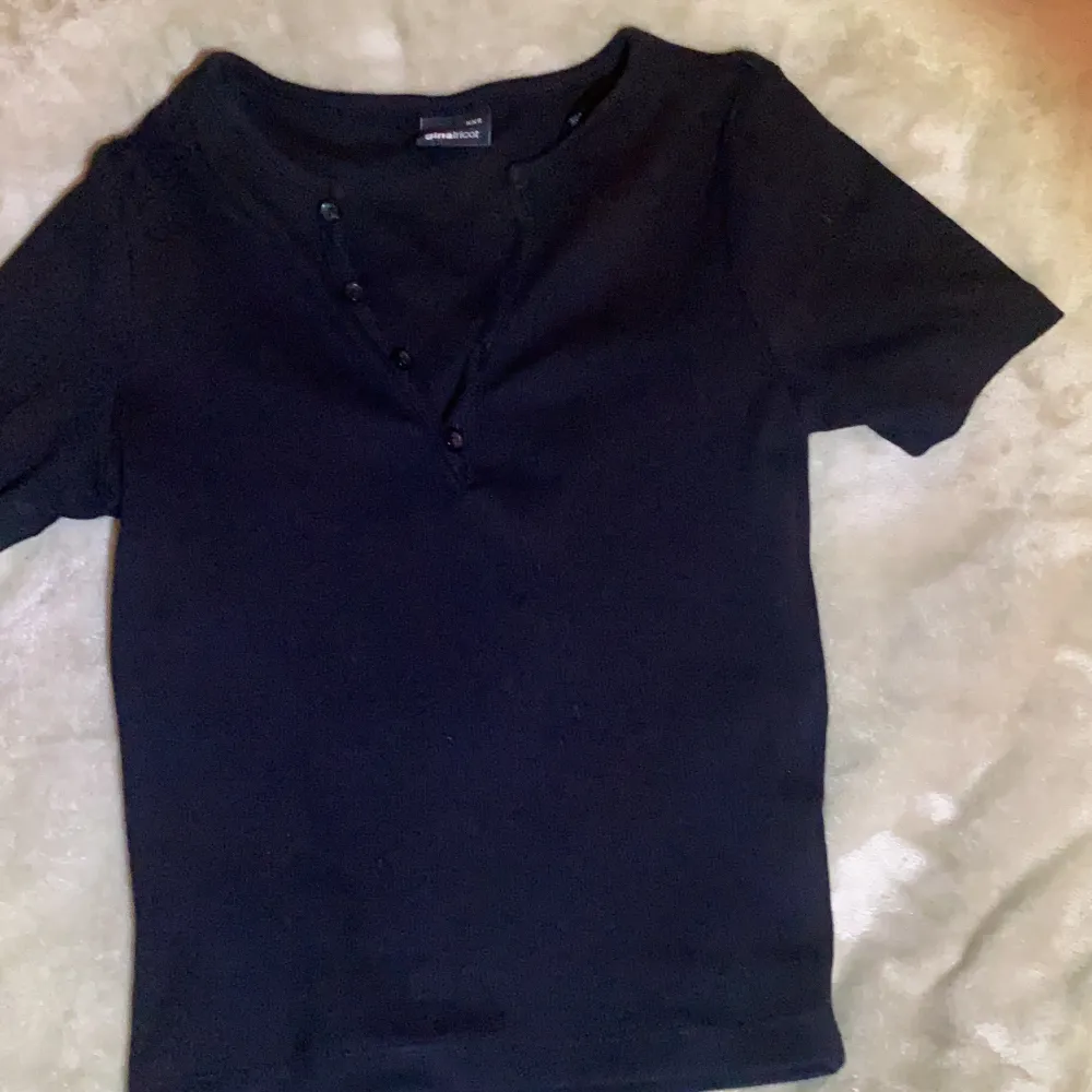 En svart söt tröja med 3 olika knappar där man kan välja hur man vill ha den, köpt från Gina Tricot för 150. Använts ca 2 gånger och är i nyskick! ❤️ Frakt tillkommer och om man har några frågor så är det bara att fråga på💕. Toppar.
