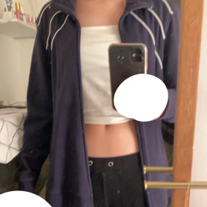 Zip hoodie - Fin och mysig zip hoodie i storlek M. Inte helt säker hur mycket den kosta då jag fick den av min syster ❤️