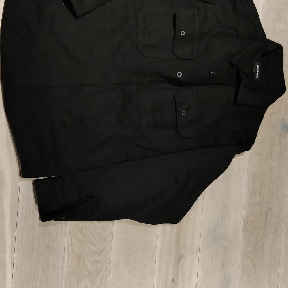 Helt ny svart jeansjacka från new black. Är framtagen i sammarbete med DHL så det finns DHL logos och detaljer på jackan.   Kan bytas, kan säljas i paket för bra deal. Jackor.