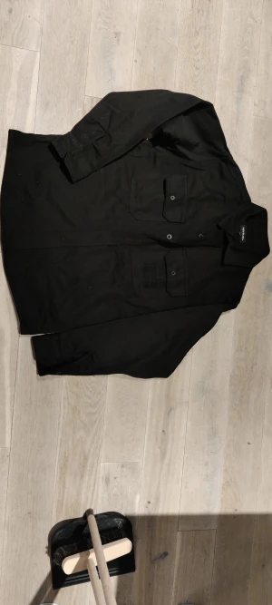 New black jeansjacka - Helt ny svart jeansjacka från new black. Är framtagen i sammarbete med DHL så det finns DHL logos och detaljer på jackan.   Kan bytas, kan säljas i paket för bra deal