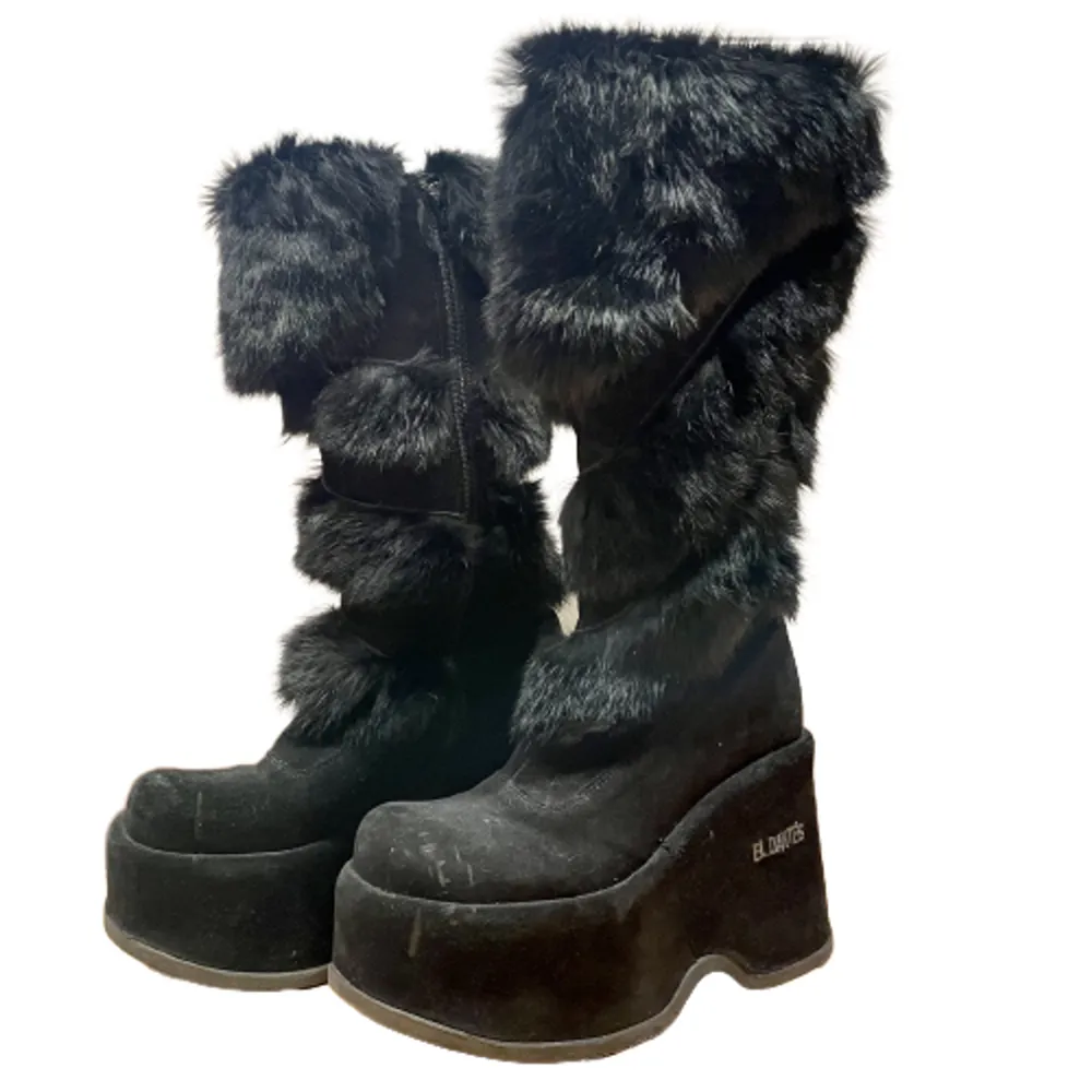 ‼️KONTAKTA MIG INNAN KÖP‼️Fur boots perfekta för vintern. De är i stl 36/37 men är stora i storleken💋Vintage och från El Dantés. Säljs för 4500-5000kr på Depop. Skor.