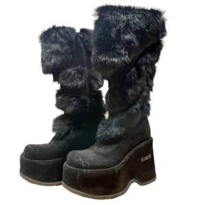 ‼️KONTAKTA MIG INNAN KÖP‼️Fur boots perfekta för vintern. De är i stl 36/37 men är stora i storleken💋Vintage och från El Dantés. Säljs för 4500-5000kr på Depop