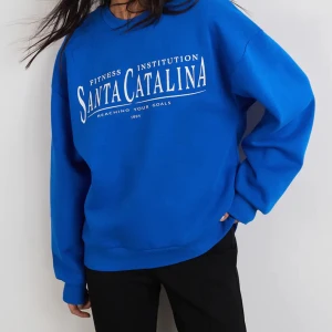 Tröja/sweatshirt  - Säljer 2 av denna tröja, båda i storlek XS Båda är använda fåtal gånger och säljer för att dom inte kommer till användning Nypris 260 men säljer för 100kr styck+ frakt  Skriv för mer bilder eller frågor 