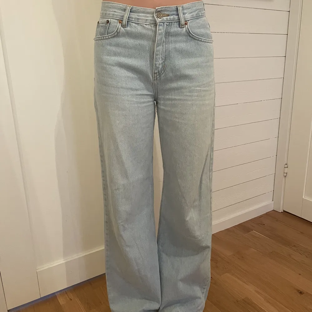 Ljusblåa jeans, i bra skick, långa på mig som är 174. Kan både mötas upp och frakta.. Jeans & Byxor.
