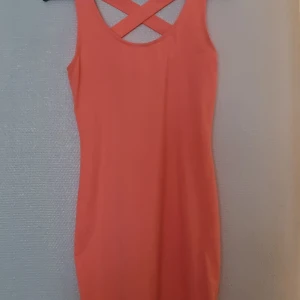 Minidress - En perfekt sommarklänning både till vardags och till fest. Otrolig färg som gör en lite extra brun!