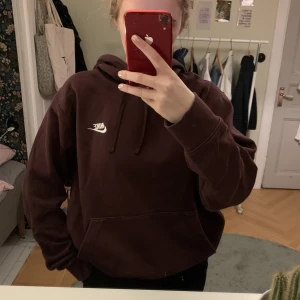 Vinröd nike hoodie - Vinröd/brun hoodie från nike. Jätteskön och perfekt passform i strl L. Bra skick.