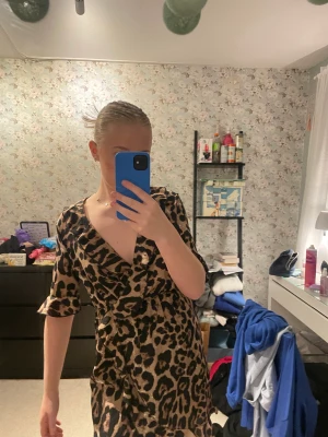 Leopard klänning  - Säljer kläder pga utresning, bra skick. Köparen står för frakt 💙 Jättefin klänning som jag älskar använda va 3 ggr