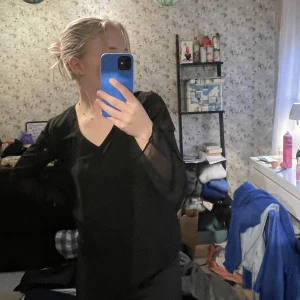 Svart blus - Säljer kläder pga utresning, fint skick köparen står för frakt💙 Oanvänd blus