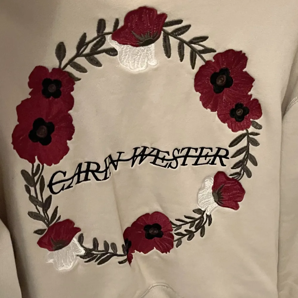 En sweatshirt i fin kvalite från Carin Wester, storlek: xs. Hoodies.