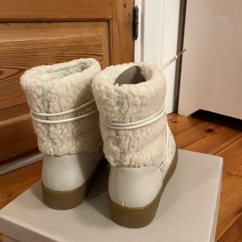 Säljer ett par helt oanvända vinterskor i storlek 38! Skorna är bra i storlek😊Skorna är för stora för mig… 💗köpta för 500kr, slutsålda på hemsidan! . Skor.