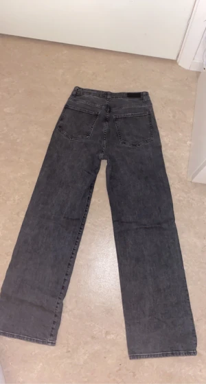 baggy byxor helt nya  - Använt två tre gånger helt ny baggy byxor skriv ifall ni vill ha mer bilder eller om ni vill prata om priset 