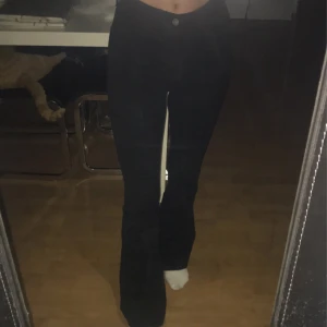 Bootcut jeans  - Ett par svarta bootcut jeans! Har inte kommit till användning på det senaste! Dragkedjan är lite sönder, men funkar perfekt att använda ändå! Storlek 34/XS! Jag är 163 cm! Formar rumpan mycket fint! Hör av er gärna vid frågor elr intresse! 