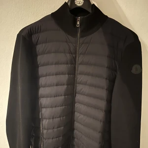 Moncler Cardigan  - En Monclear Cardigan, svår att få tag i.  Sällsynt då den även har svart Moncler märke. Qr-kod, kvitto finns! Nypris 8 599. Köpt för ett tag sedan men varsamt använd. Storlek L men passar även M 