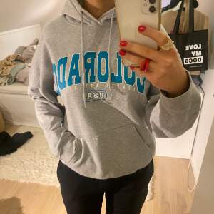 Säljer min absoluta favorit hoodie, otrolig passform!🥹🥰