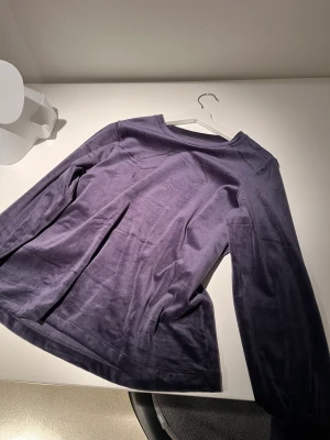 Tröja - Jätte jätte skön mörkblå tröja i mjukaste tyget.