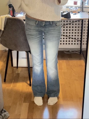 Diesel jeans - Säljer dessa skit snygga diesel jeans som är köpta på plick! Midjemått 79cm innerbenslängd 80cm. Lite slitna längst ner men syns inte alls mycket! Hör av er vid frågor!💗 (lånade bilder)