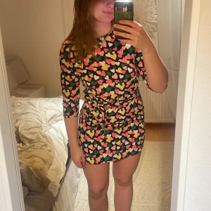 Mönstrad miniklänning  - Söt miniklänning från Lindex, deras Holly and Whyte kollektion. Sitter fint och löst på någon som har storlek S/M i vanliga fall men jag har tyvärr vuxit ur denna. Band i midjan att knyta med samt trekvartsärm. Hör av dig vid frågor💕