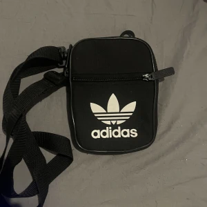 Adidas väska  - I fint skick 