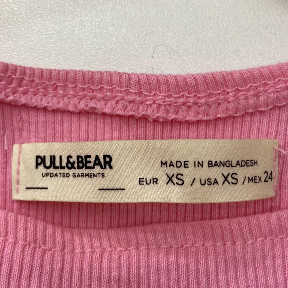 Super gulligt rosa linne från Pull&Bear. Köpte för 100kr om jag minns rätt.  I väldigt bra skick! Köparen står för frakten🤍💞. Toppar.