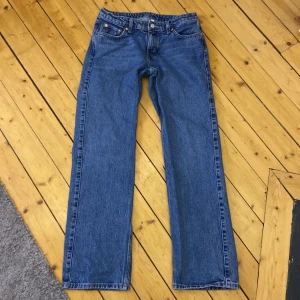 Weekday Low Arrow - Säljer de här mörkblåa Low Arrow jeansen ifrån weekday: De är korta på mig som är ungefär 170. Jeansen är använda men är i bra skick. Skriv vid funderingar. 💗Köparen står för frakten!