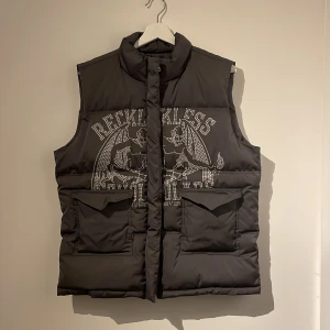 Reckless Scholars väst - Säljer min Reckless Scholars väst som jag använt ett par gånger Slutsåld på reckless hemsida Skick 9/10 Har tag och påsen den kom i saknas bara den andra genomskinliga påsen