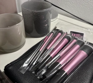 Sminkborstar - Säljer dessa 8st sminkborstar som är helt nya! Ingår även en necessär ❤️‍🔥👌🏼