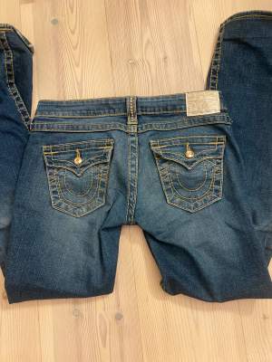 jättesnygga lowrise jeans från true religion!!💕💕säljer pga att dom är för små. köpta på plick. midjemått: 78cm, innerbensmått: 84cm.