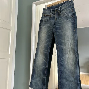 Lågmidjade vintage Levis - Ett par lågmidjade vintagejeans från Levis, svinsnygg blå färg!