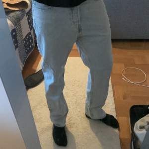 Ett par nästan helt oanvända jeans från weekday i modellen space. De är i storlek 31/32 men sitter enligt mig aningen större